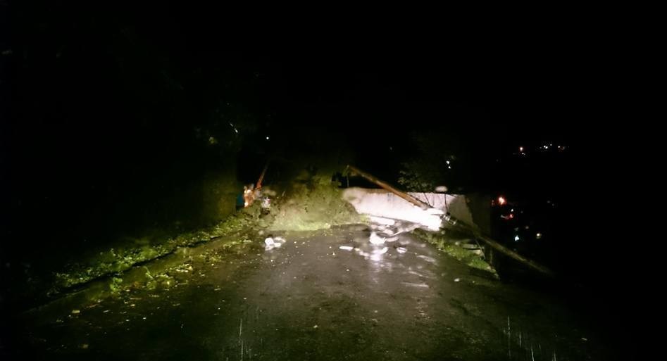 árvore caiu sobre um poste na entrada do Castelo São Manoel, em Corrêas