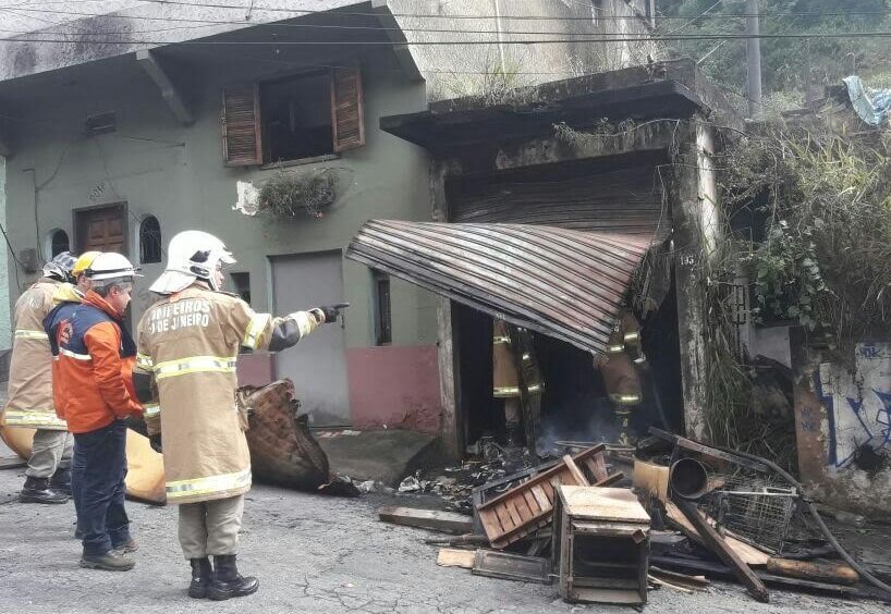 imovel incendiado quissama